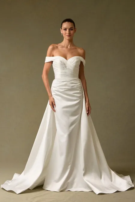 Vestido Blanco con Cola Removible