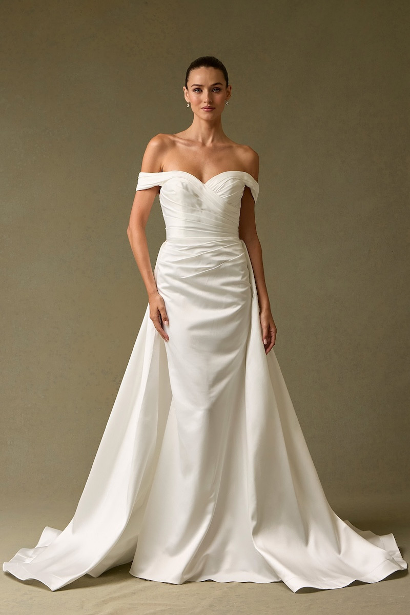 Vestido Blanco con Cola Removible
