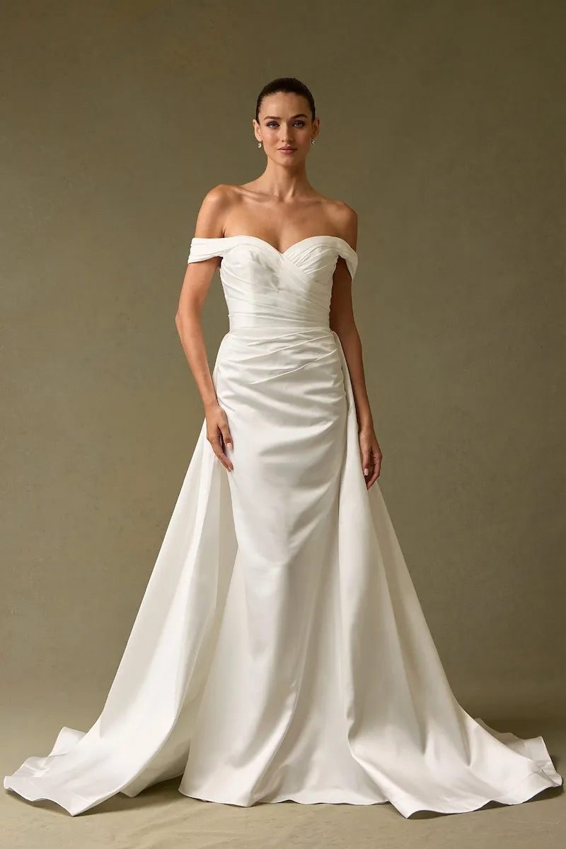 Vestido Blanco con Cola Removible