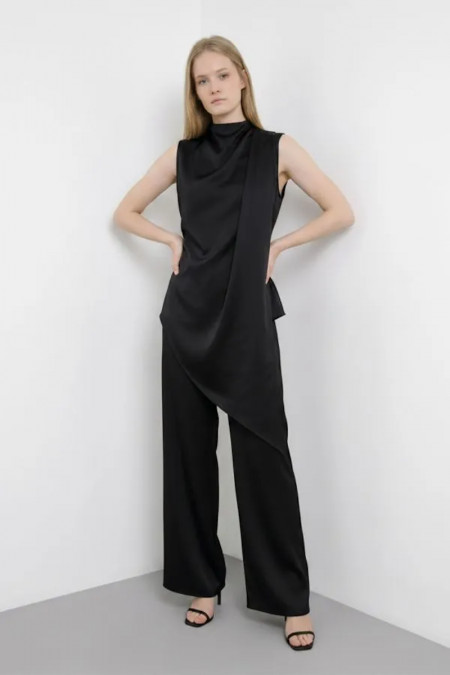 Blusa Negra Asimétrica