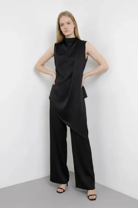Blusa Negra Asimétrica