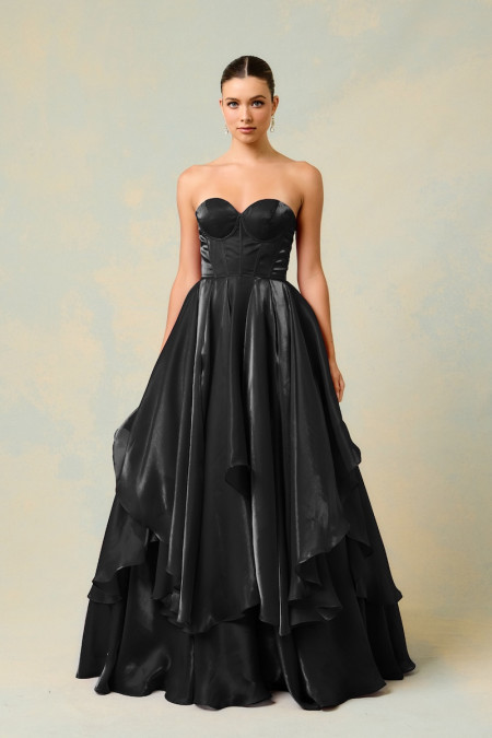 Vestido Negro con Vuelos
